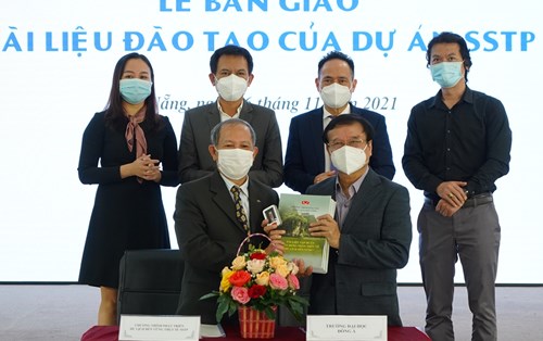 SSTP Thụy Sĩ bàn giao tài liệu các chương trình đào tạo du lịch bền vững 
