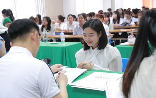 Đại học Đông Á: Luxshare - ICT Nghệ An đến tận trường “săn đón” ứng viên
