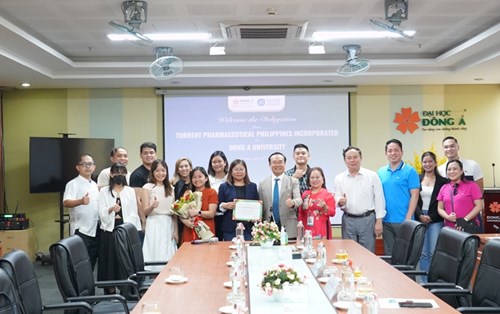 Đoàn bác sĩ từ Philippines thăm và làm việc với Đại học Đông Á