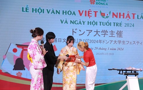 Trải nghiệm mặc trang phục kimono và viết thư pháp Nhật cùng nghệ sĩ Nhật