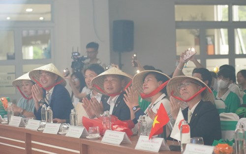 Các nghị sĩ phủ Osaka hào hứng trước sự năng động của sinh viên ĐH Đông Á